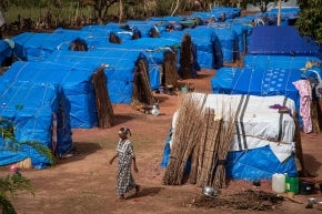 Une femme traverse un camp de réfugiés au Mali.