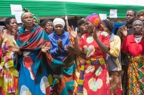 Un groupe de femmes en tenue traditionnelle chantant et dansant, Rwanda.