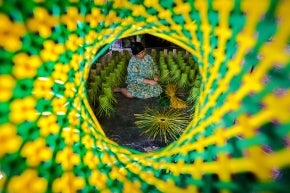 امرأة تصنع منتجات الخيزران في مركز الحرف اليدوية من الخيزران في إندونيسيا.