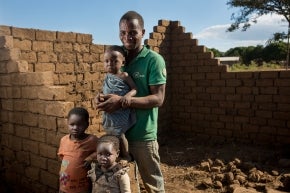 Un fermier et ses enfants au Mozambique.