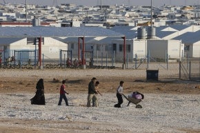 يكسب الأطفال لقمة العيش من خلال نقل البضائع داخل مخيم الزعتري للاجئين في الأردن.