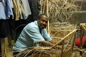 عامل خوص مصري يصنع كرسياً من الخوص في منشأته الصغيرة في القاهرة في مصر.